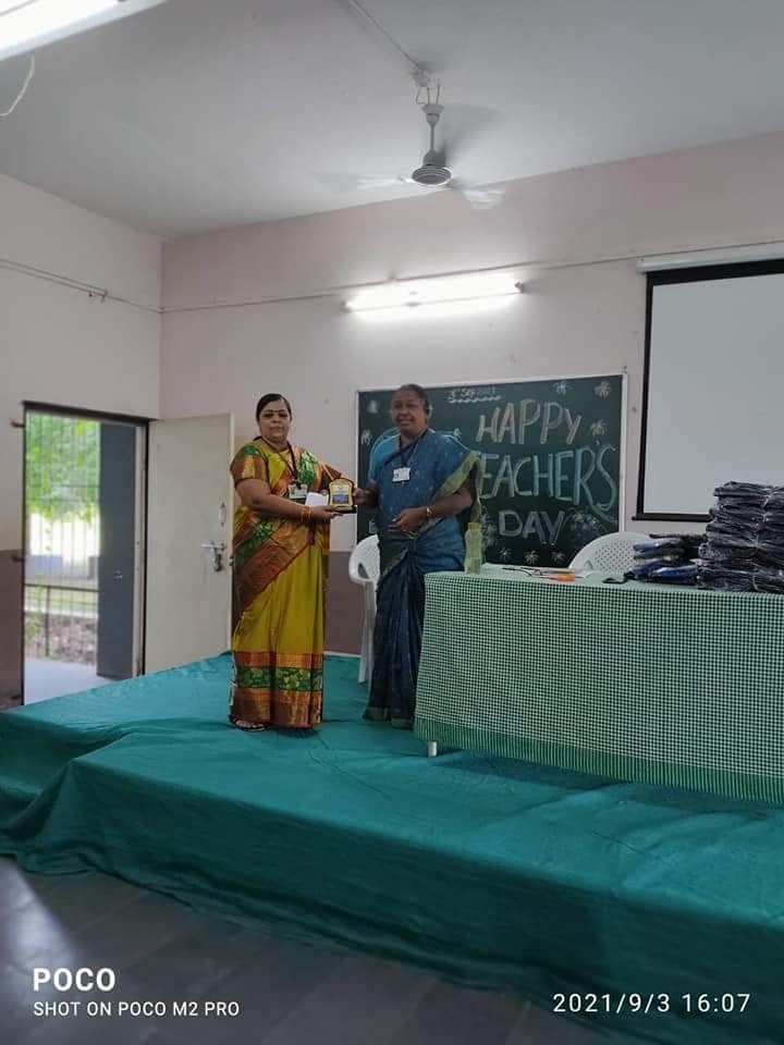Best Teacher award to Mrs Sheetal Dubey